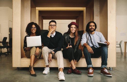 backgrond da página Confira vagas disponíveis na Plataforma PUC Carreiras em fevereiro