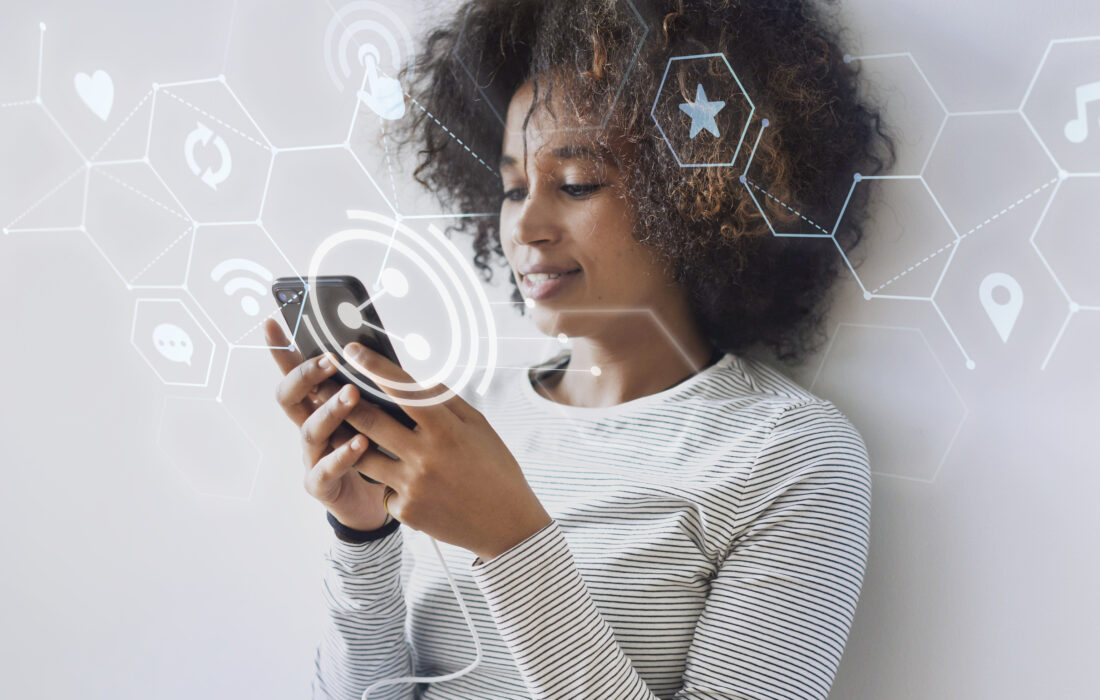 Jovem negra digita em seu celular. A transformação digital dita mudanças sociais e altera tendências de carreiras.