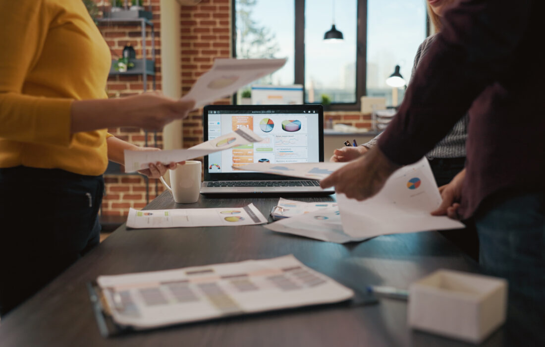 Grupo trabalha em escritório de startup